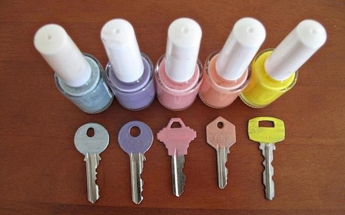 Ключи, раскрашенные для отличия в разные цвета лаком для ногтей