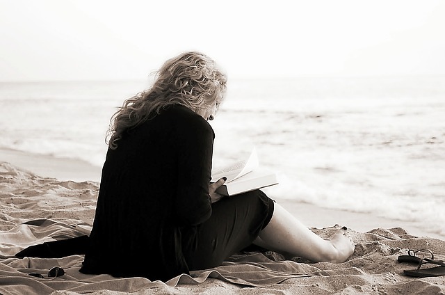 Девушка читает у моря