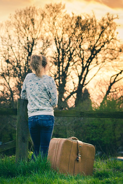 Одинокая девушка с чемоданом не может отпустить прошлые обиды
